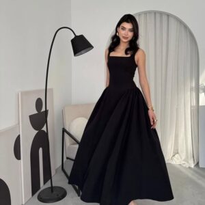 Robe noire à bretelles