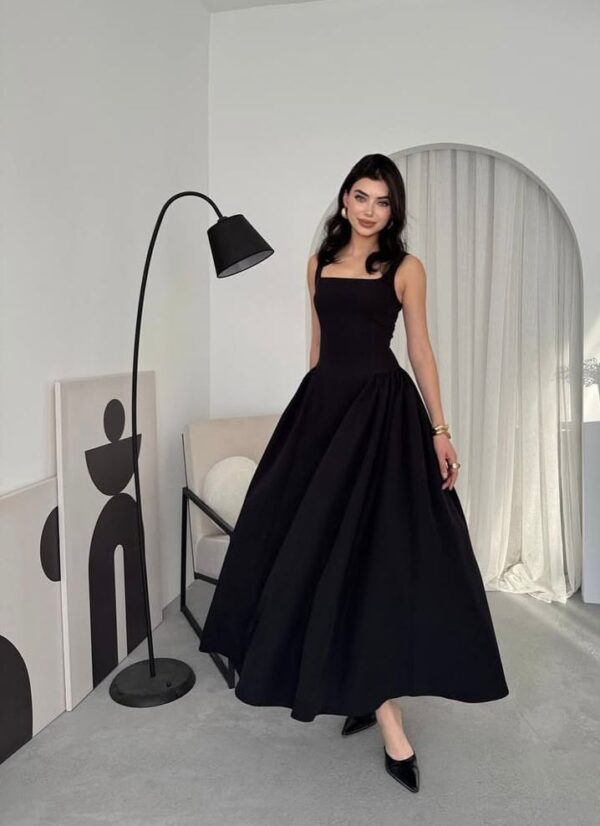 Robe noire à bretelles