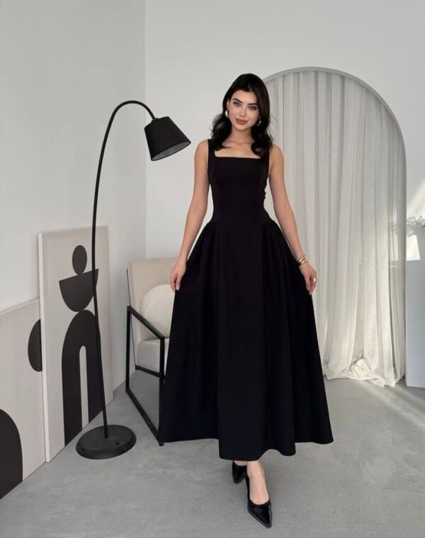 Robe noire à bretelles – Image 3